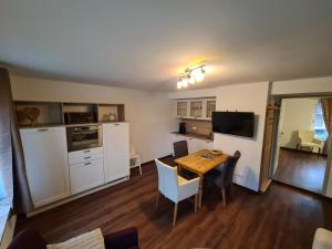 a kitchen and dining room with a wooden table at Urlaub am Mittelpunkt. Neue Ferienwohung im alten Mehlager in Niederdorla