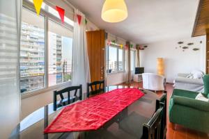 een woonkamer met een tafel met een rood tapijt bij Can Mabi, 30' Bcn next beach in Vilassar de Mar