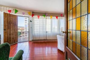 een woonkamer met kleurrijke glazen deuren en een vloer bij Can Mabi, 30' Bcn next beach in Vilassar de Mar