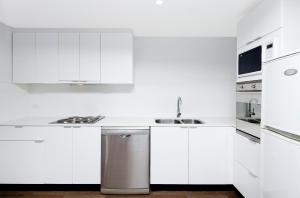 A kitchen or kitchenette at AAC Apartments - Griffin