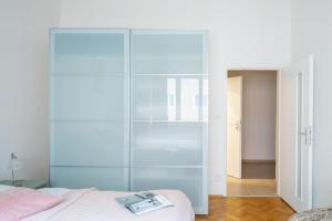 Postel nebo postele na pokoji v ubytování Homey Flat in Vinohrady by Prague Days