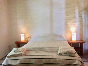 a bedroom with two lamps on two sides of a bed at Hostería de Montaña Las Pataguas in El Hoyo