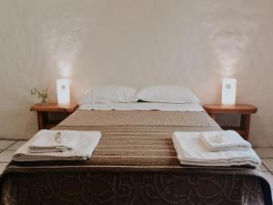 un lit avec des serviettes posées dessus dans l'établissement Hostería de Montaña Las Pataguas, à El Hoyo