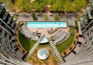 Pemandangan kolam renang di AAC Apartments - Manhattan atau di dekatnya