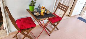 ガエータにあるLa casa di Ulisseの小さなテーブル(椅子2脚、テーブル、椅子付)