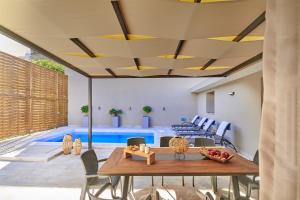 Hồ bơi trong/gần Villa Calliope