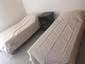 2 Betten nebeneinander in einem Zimmer in der Unterkunft Departamento Serpa in Ciudad Lujan de Cuyo