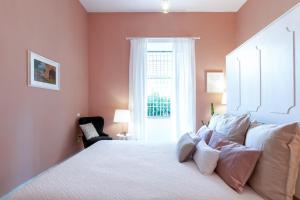 サレルノにあるStarhost - CHEZ MAMIEのベッドルーム(大きな白いベッド1台、窓付)