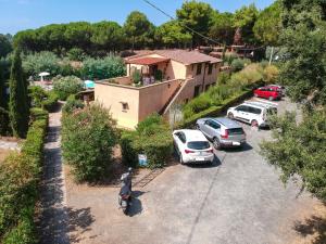 une vue aérienne sur une maison avec des voitures garées dans une allée. dans l'établissement Matteo's Apartments, à Guardistallo