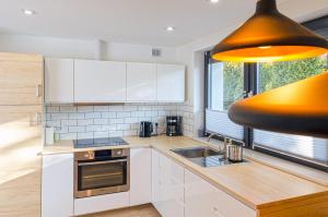 Kuchyňa alebo kuchynka v ubytovaní Apartament Na Borach I SPA
