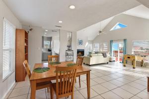een eetkamer en een woonkamer met een tafel en stoelen bij The Vista of Palm Beach in Galveston