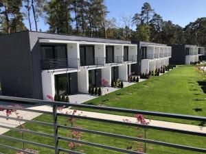 una fila de edificios modulares con un patio en Aprum Apartments 10C en Pobierowo