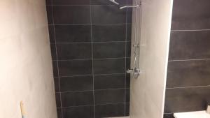 W łazience znajduje się prysznic ze szklanymi drzwiami. w obiekcie La Maison Jaune w mieście Cleurie