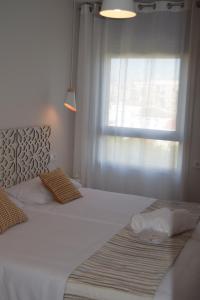 Posteľ alebo postele v izbe v ubytovaní GRETA PLAYA PANORAMA APARTAMENTO by AlohaMalaga