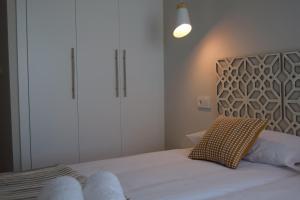 Posteľ alebo postele v izbe v ubytovaní GRETA PLAYA PANORAMA APARTAMENTO by AlohaMalaga