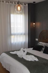 Posteľ alebo postele v izbe v ubytovaní GRETA PLAYA PANORAMA APARTAMENTO by AlohaMalaga