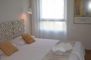 Posteľ alebo postele v izbe v ubytovaní GRETA PLAYA PANORAMA APARTAMENTO by AlohaMalaga