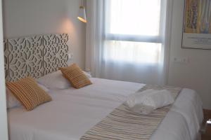 Posteľ alebo postele v izbe v ubytovaní GRETA PLAYA PANORAMA APARTAMENTO by AlohaMalaga