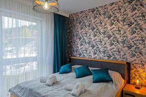 Posteľ alebo postele v izbe v ubytovaní Sun&Sport Apartament ARES w super lokalizacji plus taras z widokiem