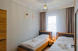 Posteľ alebo postele v izbe v ubytovaní Sun&Sport Apartament ARES w super lokalizacji plus taras z widokiem