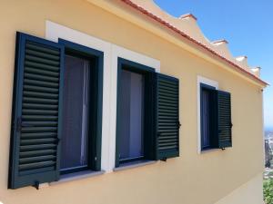 una fila de ventanas en el lateral de una casa en Casetta Costabile en Castellabate