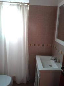 圣贝尔纳多Duplex en San Bernardo a dos cuadras de la playa的浴室设有白色的淋浴帘和水槽