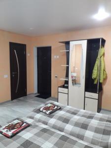 um quarto com uma cama com duas toalhas em Квартира студіо біля Автовокзалу em Kremenchuk