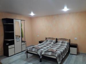 um quarto com uma cama e uma cómoda em Квартира студіо біля Автовокзалу em Kremenchuk