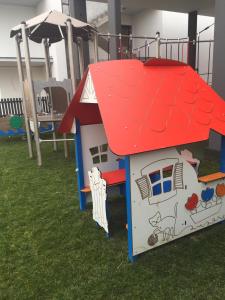 Plac zabaw dla dzieci w obiekcie Apartament Diuna