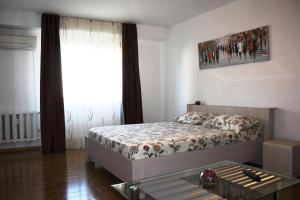 - une petite chambre avec un lit et une table dans l'établissement Premium apartment, on Burebista blv, à Bucarest