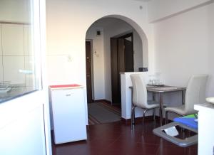 - une cuisine avec une table et des chaises dans la chambre dans l'établissement Premium apartment, on Burebista blv, à Bucarest
