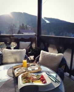 un vassoio di cibo su un tavolo sul balcone di GRAND HARRACHOV PENSION v centru a Harrachov