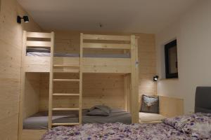Tempat tidur susun dalam kamar di Haus Fien
