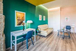 a living room with a desk and a chair at Carrioza Alojamiento Turístico in Parada del Sil