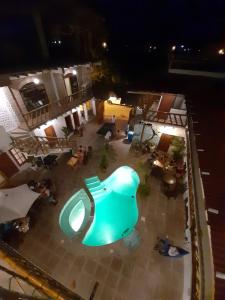 einen Blick über den Pool in der Nacht in der Unterkunft Weekendhostal in Montañita