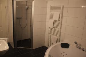 A bathroom at Haus am See Haselünne