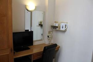 TV a/nebo společenská místnost v ubytování Regency Hotel Westend + 13 fotografií