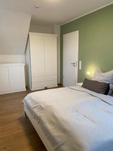 Giường trong phòng chung tại Helle Dachgeschosswohnung in Bockhorn, LK Friesland
