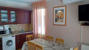 Kuchyňa alebo kuchynka v ubytovaní Jenny apartman Siófok