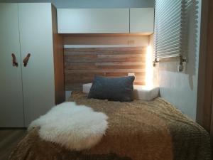 1 dormitorio con cama con almohada en Appartamento Campiglio, en Madonna di Campiglio