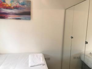 Sterling Modern 3 Bedroom House, Dartford 2 with Netflix & Amazon Music