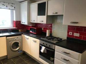 A kitchen or kitchenette at Garland Modern 3 Bedroom House with Parking & Garden Dartford 2