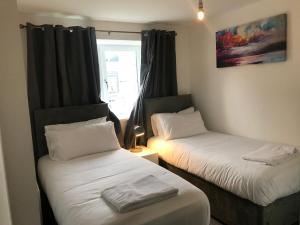 A bed or beds in a room at Garland Modern 3 Bedroom House with Parking & Garden Dartford 2