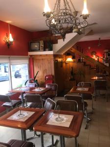 En restaurant eller et andet spisested på HOTEL ESCORIAL + 20 billeder