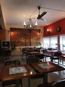 En restaurant eller et andet spisested på HOTEL ESCORIAL