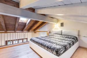 ein Schlafzimmer mit einem großen Bett in einem Zimmer mit Holzdecken in der Unterkunft Casa Vacanze Rosalba in Ferraro di Monte Baldo