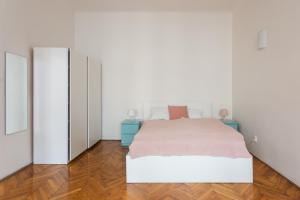 Postel nebo postele na pokoji v ubytování Welcoming Flat in Vinohrady by Prague Days