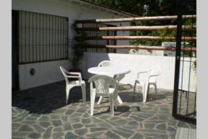 einen weißen Tisch und Stühle auf einer Terrasse in der Unterkunft PH a 1 cuadra de la playa, 2 amb, patio y parrilla in Villa Gesell