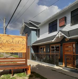 una casa con un cartello di fronte a un edificio di Casa Lucy a Puerto Natales