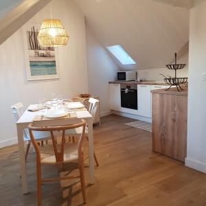a kitchen and dining room with a table and chairs at Santorin, Appartement lumineux au coeur de Vannes in Vannes